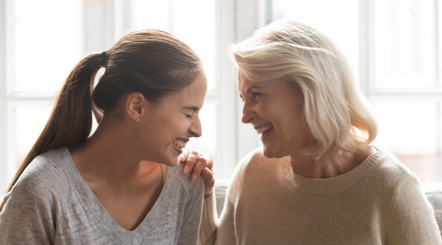 Tilaajetu: kuvassa nauravainen äiti kantaa söpöä tyttöä reppuselässä